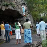 Pèlerins devant la grotte, sanctuaire de Rigaud