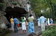 Pèlerins devant la grotte, sanctuaire de Rigaud
