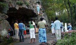 Pèlerins devant la grotte, sanctuaire de Rigaud