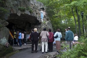 Pèlerins en visite à la grotte - Apparition de la Vierge