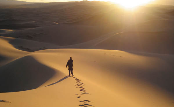 Personne qui marche dans le désert