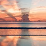 Mer et rayons de soleil - Photo par Ravi Pinisetti (unsplash.com)