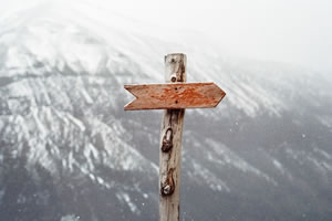 Flèche, direction, montagne par Jens Johnsson (unsplash.com)