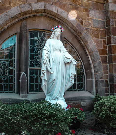 Sainte Marie pleine de grâces par Maria Oswalt (unsplash.com)