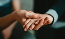 Mains - Aide par Markus Spiske (unsplash.com)