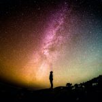 Homme qui contemple par Greg Rakozy (unsplash.com)