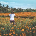 Personne dans la nature en fleurs par Artem Beliaikin (unsplash.com)