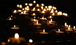 Bougies, lumière, chaleur par Mike Labrum (unsplash.com)