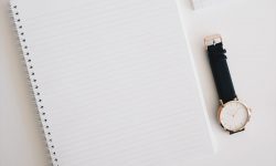 Cahier et montre par Stil (unsplash.com)