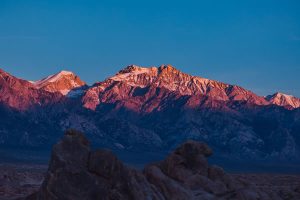 Montagne, roc sur fond de ciel bleu par Ash Edmonds (unsplash.com)
