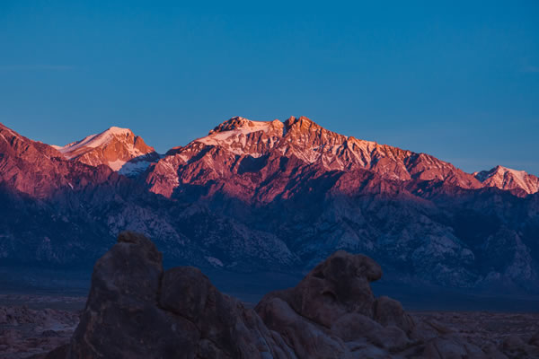 Montagne, roc sur fond de ciel bleu par Ash Edmonds (unsplash.com)