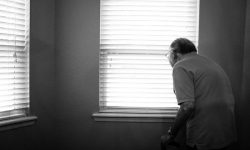 Personne âgée seule par Alex Boyd (unsplash.com)