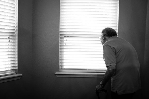 Personne âgée seule par Alex Boyd (unsplash.com)