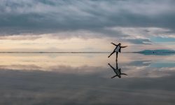 Personne en équilibre par Ashim d'Silva (unsplash.com)