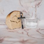 Bread, water and cross from Kamil Szumotalski (unsplash.com)