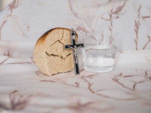 Bread, water and cross from Kamil Szumotalski (unsplash.com)