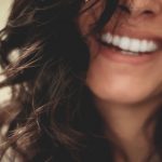 Sourire d'une femme par Lesly Juarez (unsplash.com)