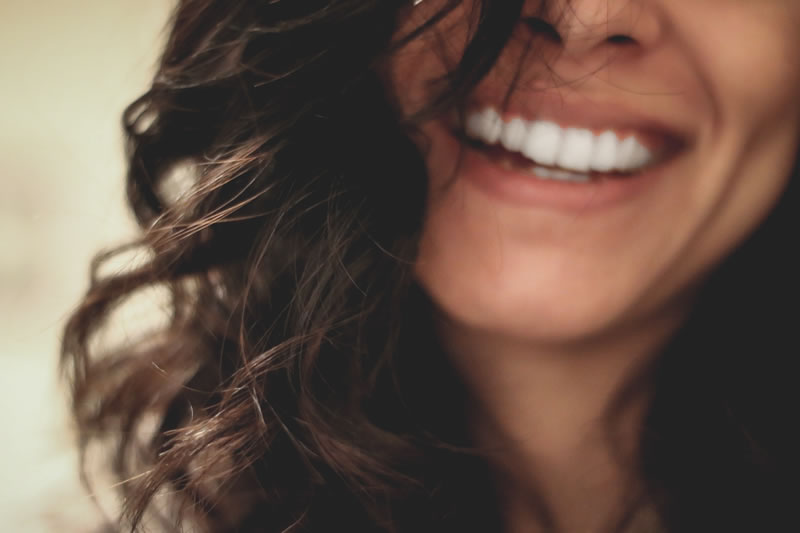 Sourire d'une femme par Lesly Juarez (unsplash.com)