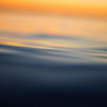 Calme, eau, lumière, noirceur de Jeremy Bishop (unsplash.com)