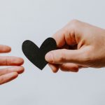 Don, Amour, mains de Kelly Sikkema (unsplash.com)