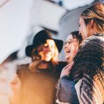 Jeunes femmes souriantes par Priscilla Du Preez (unsplash.com)