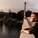 Enfant en contemplation de Japheth Mast (unsplash.com)