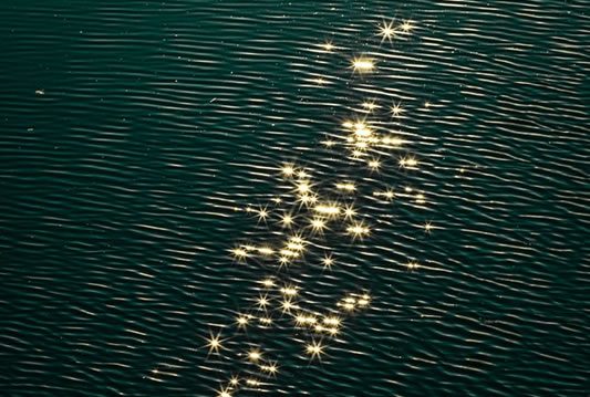 Lights on water from Tim Zankert (unsplash.com)