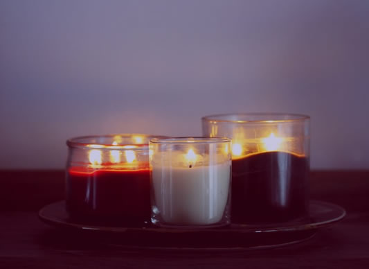 Trois bougies de Sharon Mccutcheon (unsplash.com)
