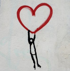 Coeur et personne par Nick Fewings (unsplash.com)