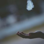 Main et plume par Javardh (unsplash.com)