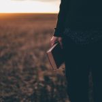 Personne avec bible à la main de Priscilla du Preez (unsplash.com)