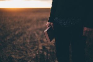 Personne avec bible à la main de Priscilla du Preez (unsplash.com)