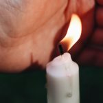 Main qui prend soin d'une flamme par Jessica Delp (unsplash.com)