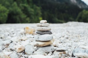 Pierres empilées - Symbole de l'unité par Markus Spiske (unsplash.com)