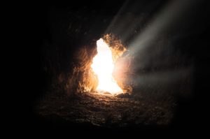 Tombeau vide / Résurrection / Lumière par Bruno Van Der Kraan (unsplash.com)
