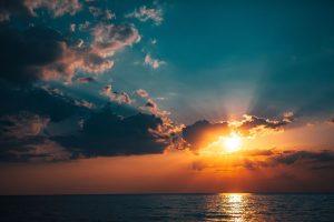 Soleil et horizon de Raimond Klavins (unsplash.com)