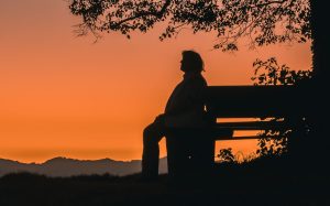 Homme en méditation de Free Walking Tour Salzburg - Unsplash.com