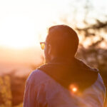 Homme en contemplation - Soleil par Mitchell Hartley (unsplash.com)