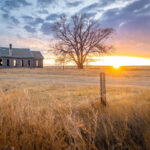 Maison abandonnée, soleil et horizon par Intricate Explorer (unsplash.com)