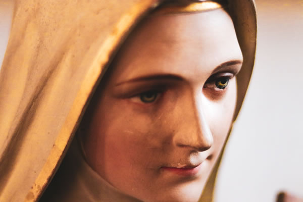 Sainte Vierge, Mère de toutes nos vies par ddp (unsplash.com)