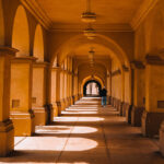 Cloître, couloir et homme (unsplash.com)