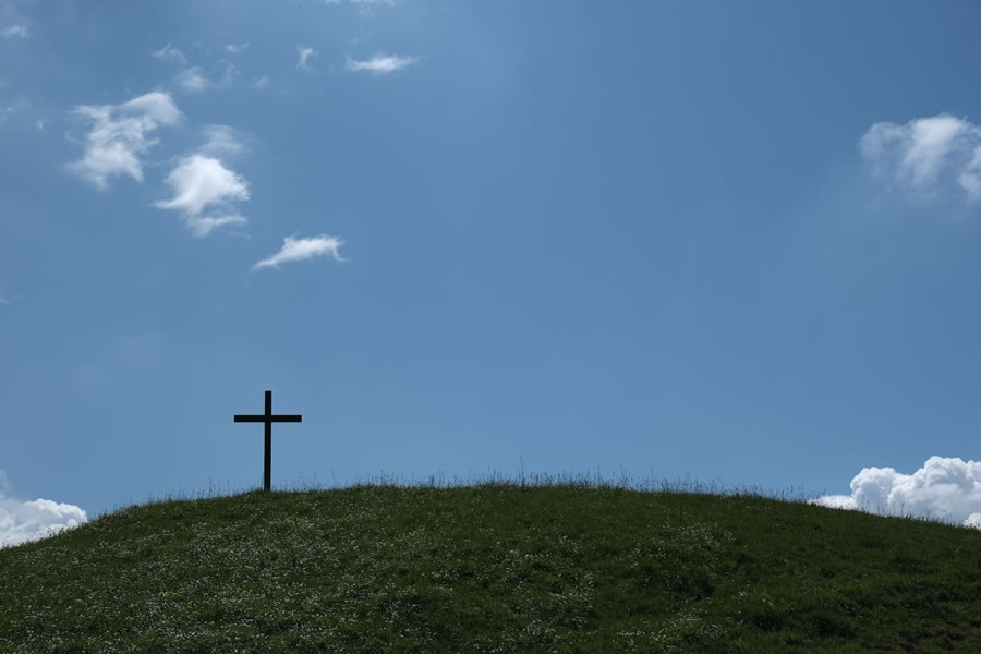 Croix, horizon et colline par Christian Egli (unsplash.com)