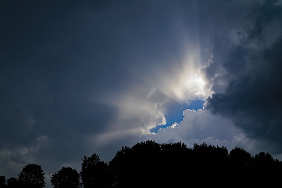Ciel et rayons de soleil de Michael Diane Weidner (unsplash.com)