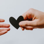 Don, Amour, mains de Kelly Sikkema (unsplash.com)