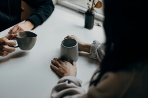 Rencontre de personnes de Priscilla du Preez (unsplash.com)