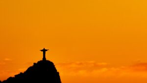 Horizon, montagne et Christ par Gabriel Rissi (unsplash.com)