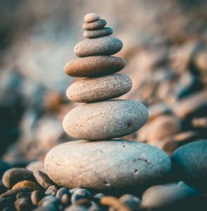 Pierres superposées par Rob Wicks (unsplash.com)