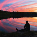 Homme qui contemple de Niilo Isolato (unsplash.com)