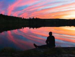 Homme qui contemple de Niilo Isolato (unsplash.com)