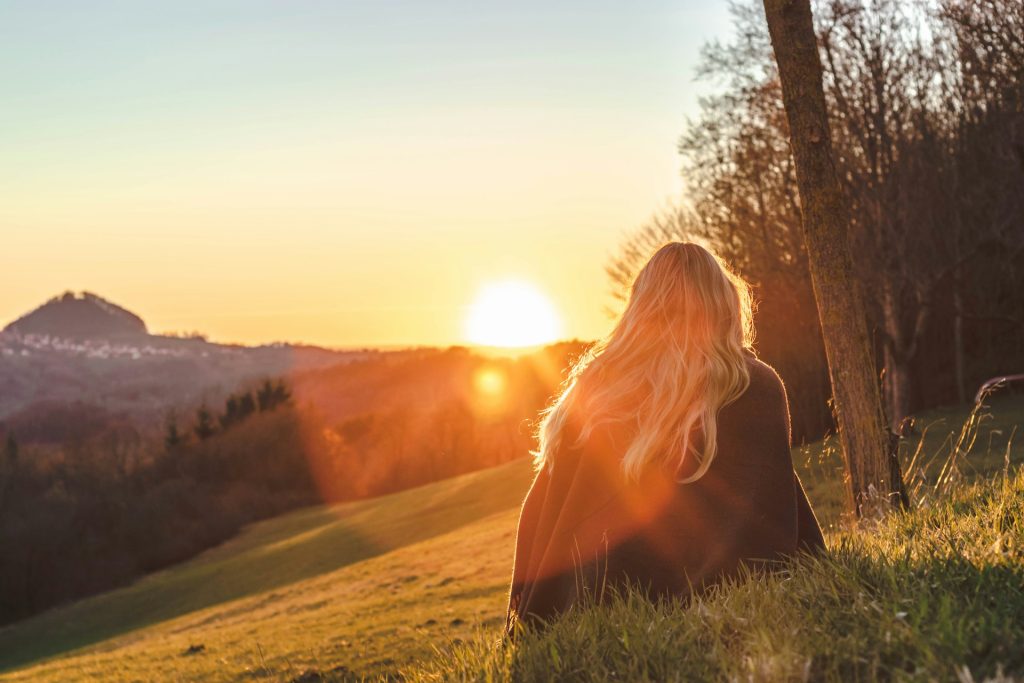 Femme contemple le soleil par Sara Kurfess